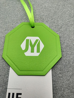 Étiquettes suspendues en papier de luxe personnalisées avec découpe de forme et texture gaufrée, étiquettes de vêtements pour marque de mode OEM ODM MOQ 100 PIÈCES