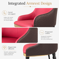 Chaise de salle à manger à dossier haut rouge rosé avec accoudoirs, assise rembourrée spacieuse, finition dorée, chaise de luxe bicolore pour hôtel et maison