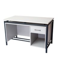 Bureau d'enseignant avec compartiment de rangement ouvert, table d'étude blanche à hauteur fixe avec structure métallique, mobilier scolaire robuste