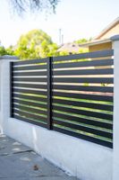 Panneau de clôture horizontale moderne en aluminium avec dessus à piquets verticaux, design hybride, clôture décorative pour la définition des limites