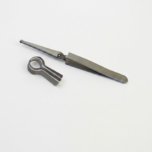 Pince à perles en acier inoxydable avec embout en caoutchouc irrégulier de 160 mm pour la manipulation précise des outils de fabrication de bijoux (sécurité croisée) - Product Image 1