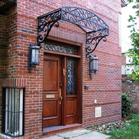 Auvent de stationnement contemporain en acier avec entrée en façade vitrée et caractéristiques en verre
