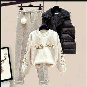 Set Elegante da Donna Tre Pezzi: Giacca in Cotone Imbottito, Gilet, Maglione a Maniche Lunghe e Pantaloni in Lana - Product Image 4