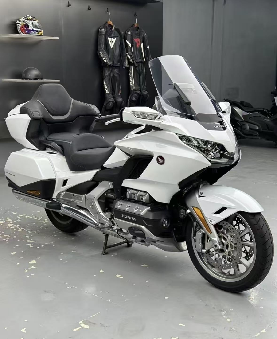 1800cc Motorcycle - Power and Comfort for the Long Ride