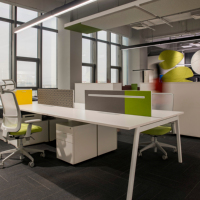 Bureau de travail modulaire ouvert moderne pour 4 personnes, durable, écologique, taille personnalisée, matériau en acier, pieds en métal, espace de travail