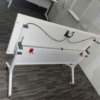 Une variété de styles de table pliante en acier, table d'étudiant exclusive