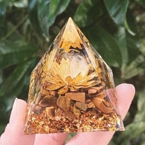 Pyramide en résine époxy avec galets de cristal, ornement de bureau, décoration d'aquarium, cadeau - Product Image 4