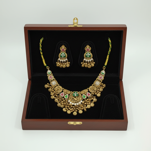 Conjunto de Gargantilla Nupcial de Oro Pesado con Motivos Detallados y Adornos de Piedras Verdes y Rojas para Bodas - Product Image 3