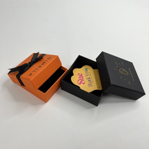 Caja de joyería rígida negra personalizada con estampado en caliente de logotipo dorado en la tapa y la base, caja de regalo para embalaje de anillos y pendientes. - Product Image 2