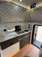 Camper de camion avec un design robuste en aluminium de qualité supérieure, des loquets sécurisés et un éclairage LED économe en énergie