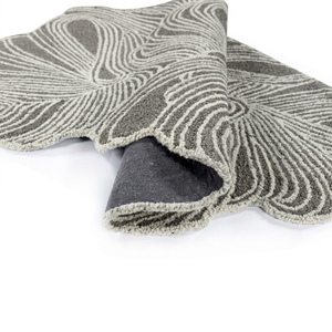 Tapis en laine fait main sur mesure, forme libre, inspiré de la nature, couleur gris, poils longs, tufté à la main, luxe, antidérapant, PET - Product Image 1