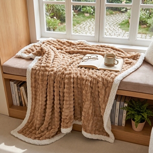 Couverture en molleton de flanelle de corail en peluche à rayures douces et chaudes pour la décoration intérieure - Product Image 6