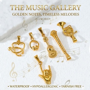 La Galerie de la Musique |   Pendentifs en acier inoxydable plaqué or 18 carats PVD, pendentifs d'instruments de musique |   Microphone de guitare, breloque pour casque - Product Image 1
