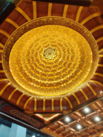 Caissons de plafond centraux en aluminium ornés pour la salle principale bouddhiste, décoration complexe avec finition dorée scintillante durable