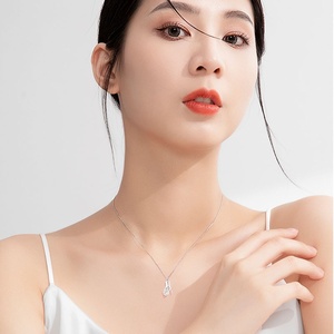 Collier <span class=keywords><strong>de</strong></span> <span class=keywords><strong>couple</strong></span> unique avec pendentif aimanté en forme <span class=keywords><strong>de</strong></span> paume, <span class=keywords><strong>pour</strong></span> femmes et hommes, avec chaînes en forme <span class=keywords><strong>de</strong></span> mains entrelacées, cadeaux <span class=keywords><strong>pour</strong></span> amoureux, Saint-Valentin - Product Image 2