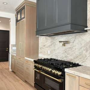 خزائن مطبخ حديثة بتصميم شيكر من خشب البلوط الصلب بلون أسود بلمعة الساتان مع سطح رخامي متباين للاستخدام في الشقق مع مفصلات حوض - Product Image 4