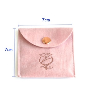 Bolsa de Joyería Personalizada de Gamuza Gruesa <span class=keywords><strong>Rosa</strong></span> Pálido con Botón de Metal Dorado <span class=keywords><strong>Rosa</strong></span> y Logotipo Dorado <span class=keywords><strong>Rosa</strong></span> - Product Image 2
