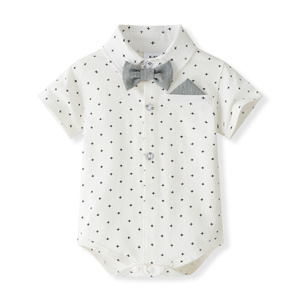 Catpapa En gros Ensemble de cérémonie 4 pièces pour bébés garçons : Body imprimé croix, short à bretelles, nœud papillon et béret - Product Image 3