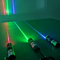 D18x65mm Mise Au Point Réglable 405nm 5V DC Lentille En Verre 10mW ~ 100mW Module Laser À Point Bleu-Violet 5V DC (Module Laser + Adaptateur + Support)