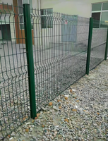 Système de clôture en treillis soudé galvanisé et thermolaqué vert personnalisé avec poteaux métalliques pour clôture périmétrique de jardin et de ferme