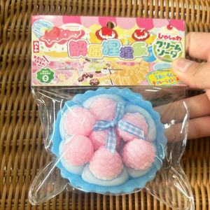 Jouets fantaisie et farfelus en plastique à pincer et à presser avec texture alimentaire framboise et fraise pour enfants - Product Image 3