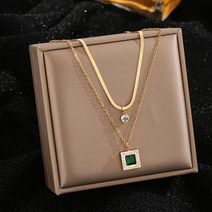 Collar Clásico con Colgante de Cristal Verde Esmeralda Cuadrado y Cadena Cubana Chapada en Oro de 18K para Mujer |   Resistente al agua y sin decoloración - Product Image 2