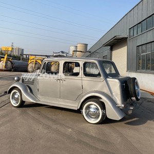 Voiture berline classique argentée, style vintage, quatre portes, idéale pour les visites touristiques - Product Image 2