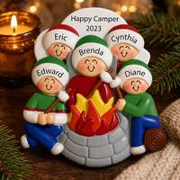 Ornement de Noël imprimé 6 couleurs en résine de haute qualité et durable, motif 'Happy Camper Family', flamme de feu de camp et nuage de fumée, pull et bonnet