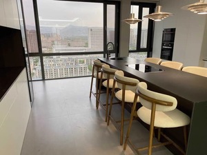 Ghế quầy bar gỗ nguyên khối hiện đại dùng cho khách sạn và nhà hàng, chắc chắn và thân thiện với môi trường - Product Image 6