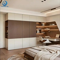 Armoire sur mesure distinctive avec organisation de vêtements personnalisée pour projets de chambres et de dressing de luxe