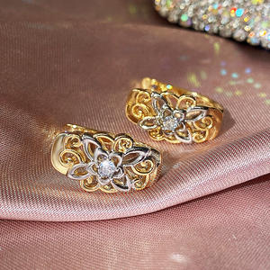 E1303 Orecchini a forma di fiore placcati in oro bicolore con strass di cristallo per l'uso quotidiano da donna - Product Image 4