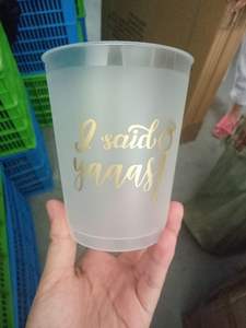 Tasse de stade en plastique personnalisée réutilisable de 16 oz tasse givrée flexible en plastique "<span class=keywords><strong>she</strong></span> Said Yes" pour enterrement de vie de jeune fille - Product Image 3