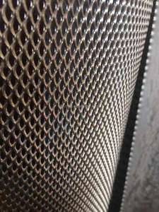 Rouleau de maille de clôture en <span class=keywords><strong>métal</strong></span> <span class=keywords><strong>déployé</strong></span> 1m x 30m pour <span class=keywords><strong>garde</strong></span>-<span class=keywords><strong>corps</strong></span> d'autoroute et protection paysagère personnalisable - Product Image 6