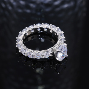 Anillo de Compromiso Clásico para Mujer F469 con Diamante Natural Corte Pera de 1 Quilate y Piedras Laterales Redondas, Banda de Plata - Product Image 4