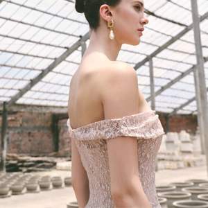 ชุดเดรสสตรีหรูหราจากแบรนด์สีขาวในเวียดนามชุดเดรสแฟชั่นเปิดไหล่ - Product Image 2