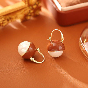 Los pendientes de perlas esmaltados color café, los más vendidos, son sencillos, elegantes y de alta gama. Son versátiles en el día a día. - Product Image 3