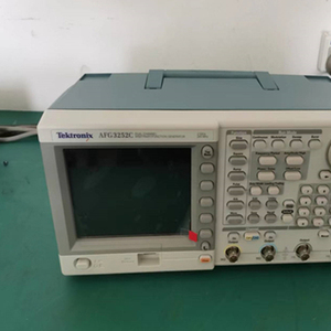 Nouveau générateur et source de signaux arbitraires/fonctionnels Tektronix AFG3252C haute précision avec garantie d'un an - Product Image 4