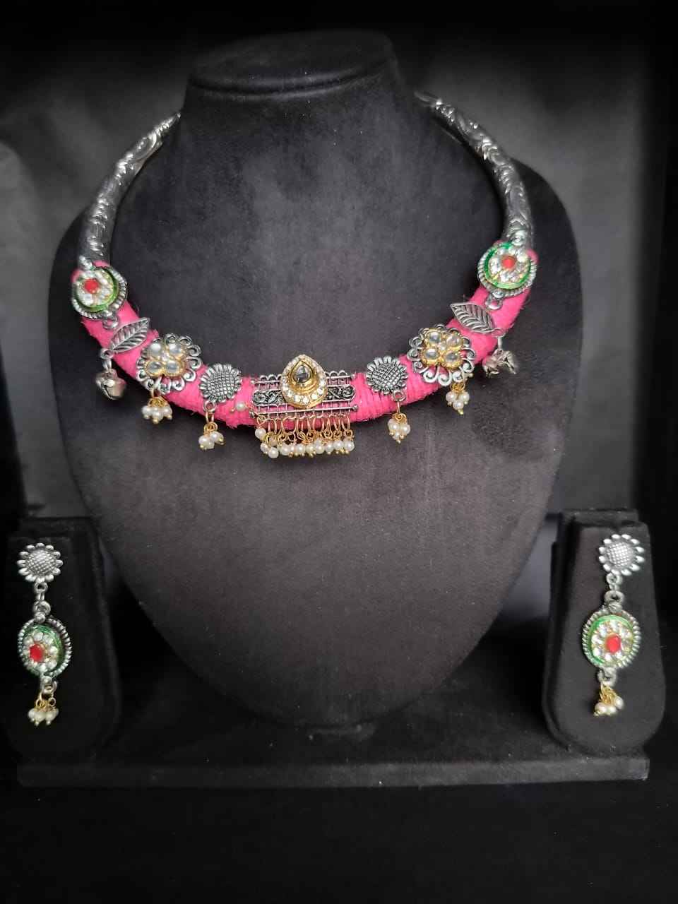 : โทนคู่ (เงินและทอง) ฐานด้ายสีชมพู