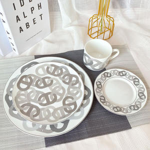 Service de table en porcelaine fine gris et coloré à motif défilé, best-seller européen de luxe, avec tasses et soucoupes - Product Image 1