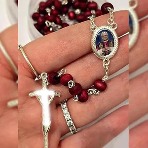 Pape Léon XIV pétale de rose rouge-chapelet en bois parfumé avec boîte-cadeau pour hommes et femmes - Product Image 3