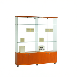 Vitrina Moderna de Vidrio de 160 cm de Ancho con Base de Madera de Cerezo, Puertas con Cerradura y Estantes Ajustables para Exhibición en Sala de Estar - Product Image 2