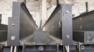 Machine de production de clôtures semi-automatique à pompe à engrenages contrôlée par PLC pour moules de poteaux en béton et panneaux de clôture - Product Image 3