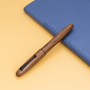<span class=keywords><strong>Penna</strong></span> <span class=keywords><strong>Stilografica</strong></span> di Lusso in Legno con Punta Dorata, Design Calligrafico, <span class=keywords><strong>Penna</strong></span> in Legno, Regalo di <span class=keywords><strong>Laurea</strong></span> in Confezione Regalo - Product Image 6