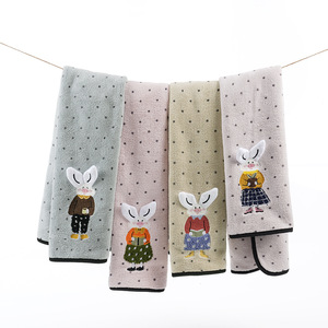 Toalla de Coral Fleece Bordada en 3D Kim Ryan, 34x74cm, Súper Absorbente, Suave, para Uso Doméstico - Product Image 2