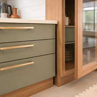 Ensemble de meubles de cuisine scandinave moderne sur mesure avec portes shaker vert sauge, armoires murales en rotin et rangement en verre pour garde-manger