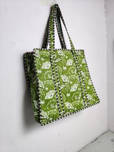 Sac fourre-tout en coton vert matelassé Kantha fait à la main avec fermeture éclair imperméable réversible patchwork pour les voyages, les courses et l'usage quotidien - Product Image 2