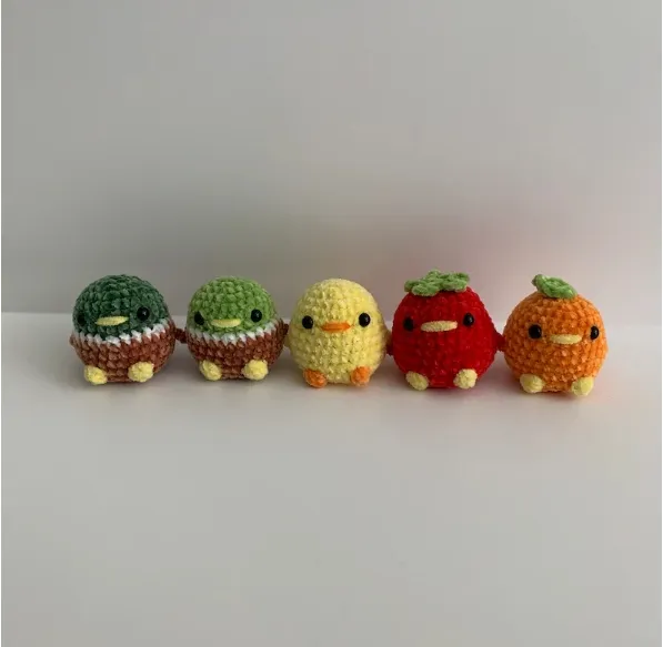 Schlussverkauf niedliche Mini-Häkeln-Tier-Spielzeuge handgefertigte Gemüse Obst-Spielzeuge weiche Chenille-Garnmaterialien