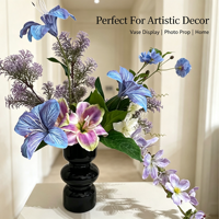 Composition florale artificielle esthétique pour la maison : Lys bleu-violet en fleurs, feuillage floral tombant, accent pour vase, décoration de table