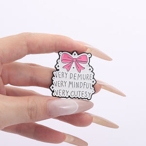 Pin de Esmalte Muy Discreto y Atento, Broche con Lazo Rosa Bonito, Pin de Solapa con Frase Divertida, Joyería, Regalo para Amigos y Fans - Product Image 4