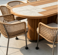 Ensemble de salle à manger d'extérieur en bois massif personnalisable Prima, table ronde à rainures verticales et chaises pour cour de villa